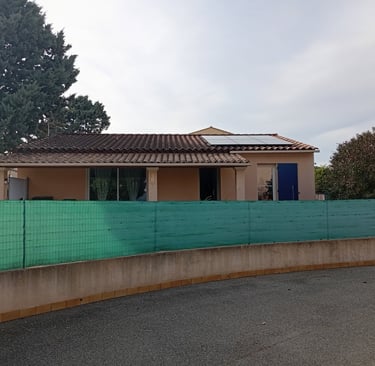 Maison de lotissement à Villeneuve (04) équipée de panneaux solaires sur la toiture.