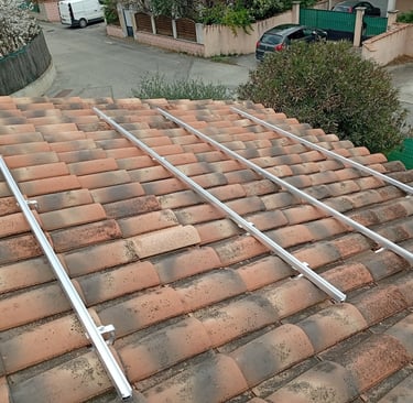 Rails pour installation photovoltaïque posés sur la toiture d'une maison à Villeneuve (04).
