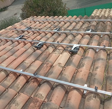 Rails, micro-onduleurs et mise à la terre pour une installation photovoltaïque à Villeneuve (04).