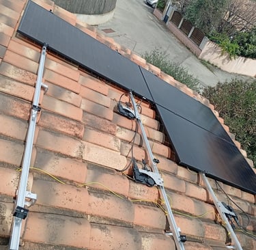 Premiers panneaux solaires installés sur les rails à Villeneuve (04), début de la mise en place.