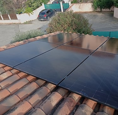Vue du dessus : installation photovoltaïque terminée sur la toiture de Villeneuve (04).