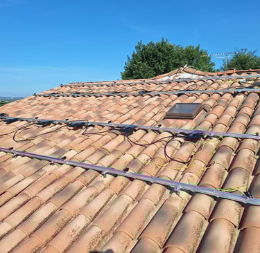 Pose des rails, micro-onduleurs Enphase et mise à la terre sur la toiture à Pierrevert, avant installation des panneaux solai