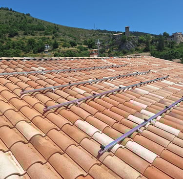Pose des rails pour installation photovoltaïque sur toiture traditionnelle à Courbons, Digne-les-Bains, Alpes-de-Haute-Proven