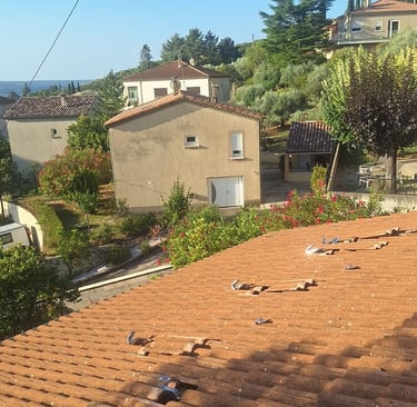 Préparation de la toiture à Volx (Alpes-de-Haute-Provence) avec supports de fixation posés, étape clé avant l’installation de