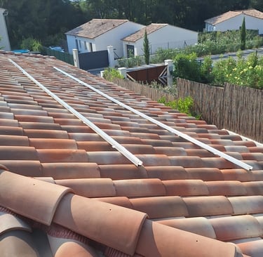 Pose des rails de fixation pour panneaux solaires à Lorgues dans le Var (83), étape clé avant l’installation photovoltaïque.
