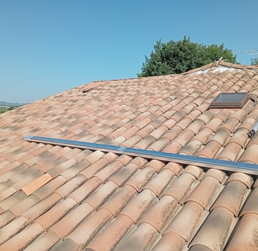 oit de la maison à Pierrevert avant l’installation des panneaux solaires, vue vers Manosque dans les Alpes-de-Haute-Provence.