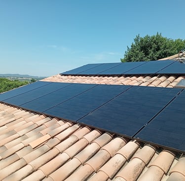 Vue d’ensemble de la toiture équipée de panneaux solaires à Pierrevert, intégration harmonieuse dans le paysage entre vignes