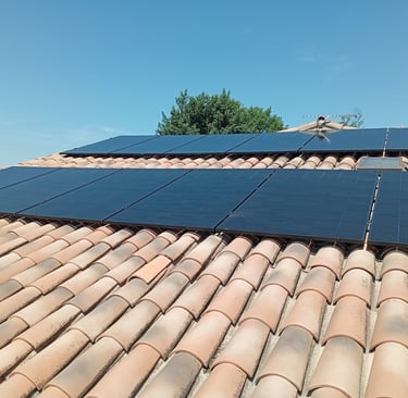 Panneaux solaires installés et parfaitement alignés autour de la fenêtre de toit à Pierrevert, intégration soignée sur la toi