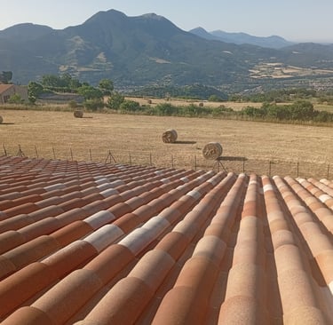 Toit de maison à Courbons avant la pose des panneaux photovoltaïques, face à la vallée de Digne-les-Bains