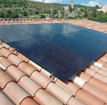 Zoom sur l'intégration parfaite des panneaux photovoltaïques à Courbons, aucun câble visible sur la toiture