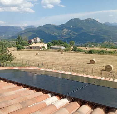 Résultat final de l'installation de panneaux solaires à Courbons avec intégration discrète, vue sur la vallée de Digne-les-Ba