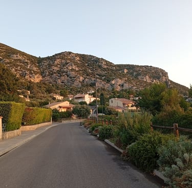 Vue sur le village de Volx (Alpes-de-Haute-Provence) et son flanc de montagne au lever du jour, site d’une installation photo