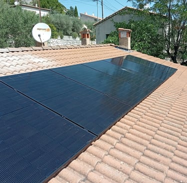 Installation de panneaux solaires photovoltaïques de 3 kWc sur une toiture à Volx (Alpes-de-Haute-Provence), intégration disc