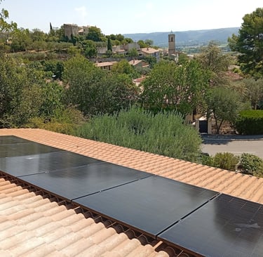 Installation photovoltaïque de 3 kWc à Volx (Alpes-de-Haute-Provence), panneaux solaires intégrés sur toiture avec vue panora