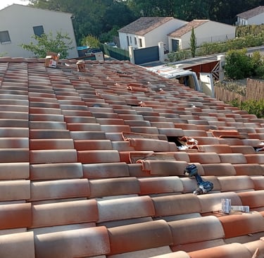 Préparation de la toiture pour installation photovoltaïque à Lorgues (83), pose des fixations pour panneaux solaires résident