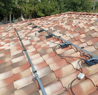 Micro-onduleurs installés sur toiture avec rails de fixation pour panneaux solaires à Lorgues (Var 83)