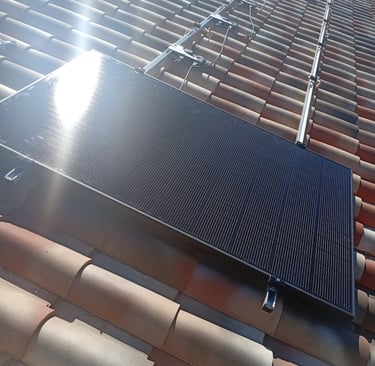 Panneau solaire en cours de fixation sur rails de toiture tuiles à Lorgues, installation photovoltaïque.