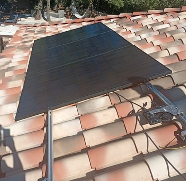 Pose de panneaux solaires raccordés à leur micro-onduleur sur toiture en tuiles à Lorgues (Var)