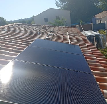 Installation photovoltaïque à Lorgues : pose des panneaux solaires noirs sur toiture en tuiles avec orientation optimale