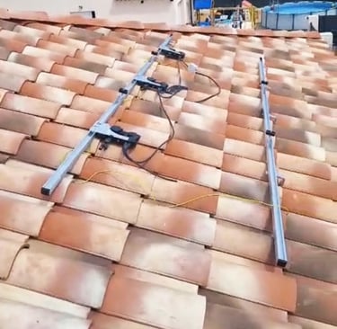 Détail de la pose des micro-onduleurs et du câblage lors d’une installation photovoltaïque à Lorgues (83)
