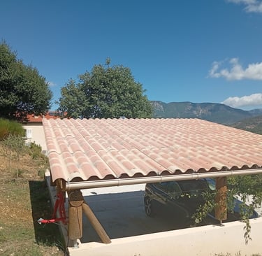 Carport à Mézel avant l’installation des panneaux photovoltaïques, vue sur la toiture en tuiles et le paysage environnant