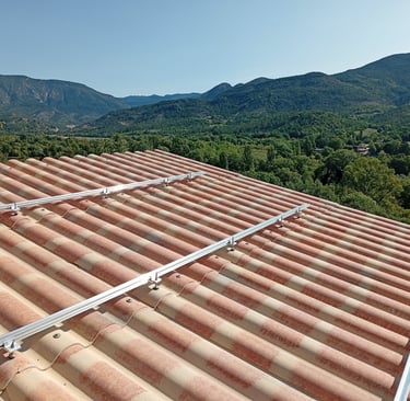 Rails de fixation posés sur carport en plaques PST à Mézel, structure prête pour recevoir les panneaux solaires.