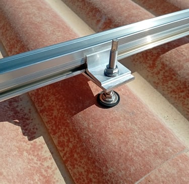 Détail d’un tirfon fixé sur plaque PST avec support de rail aluminium, installation photovoltaïque carport Mézel.