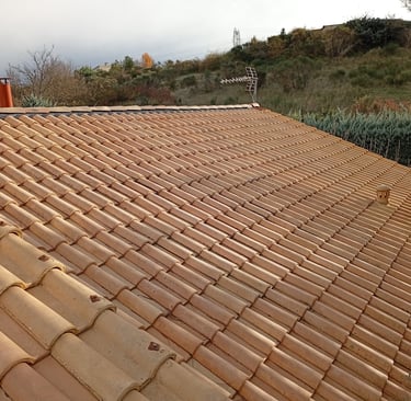 Toiture méditerranéenne à Manosque avec orientation plein sud avant installation photovoltaïque