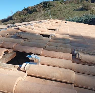 Pose de crochets photovoltaïques sur la charpente avant installation des panneaux