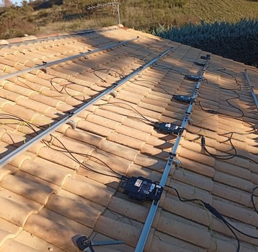 Rails de fixation installés sur la toiture avant la pose des panneaux photovoltaïques