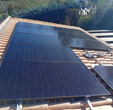 Installation des panneaux photovoltaïques en cours de finalisation sur la toiture