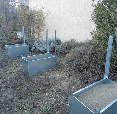 Bac enterré et lesté au sable pour assurer la stabilité des panneaux solaires au sol, sans fondation béton.