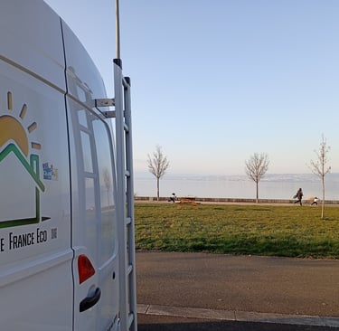 camion Solaire France Eco stationné face au lac Léman lors d’un chantier photovoltaïque