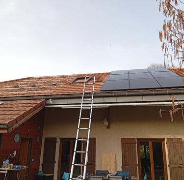 installation de panneaux solaires sur toiture pentue avec velux lors d’un chantier photovoltaïque de 9 kWc