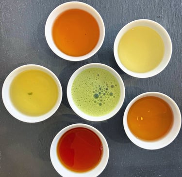 Tasses de thés avec des thés de différentes couleurs