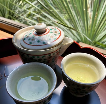 Théière et tasses de thé contenant du kamairicha de Liyazaki