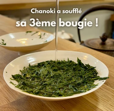 Feuilles de thés en train d'infuser