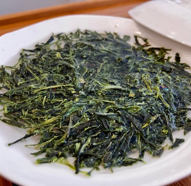 Feuilles de thé vert gyokuro dans un ustensile à thé