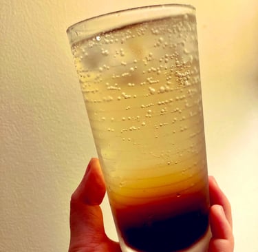 Verre contenant un hôjicha ginger ale