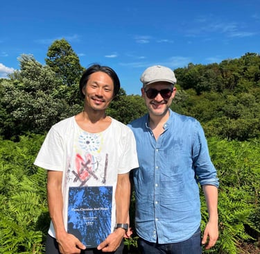 Avec notre producteur monsieur Yamazaki dans u champ de théiers.