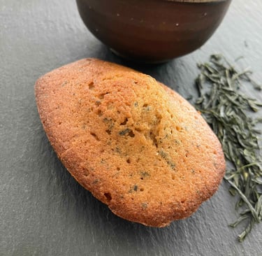Madeleine au sencha et tasse de thé