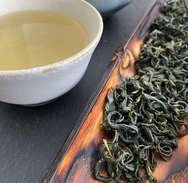 Tasses et feuilles de kamairicha