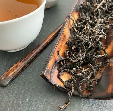 feuilles de thé noir de Nara et tasses de thé