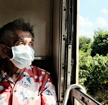Un thaïlandais regardant par la fenêtre du train