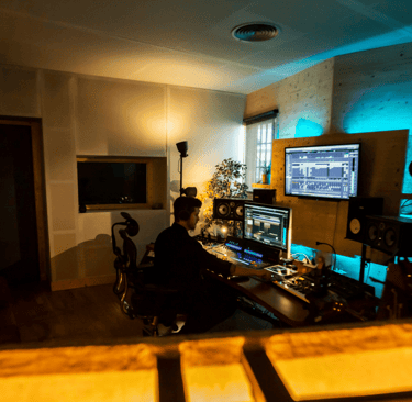 Jagoba Ormaetxea en su estudio de grabación TAOM STUDIOS en Bilbao.