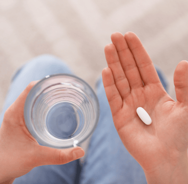 Une main tenant un médicament pour une IVG médicamenteuse