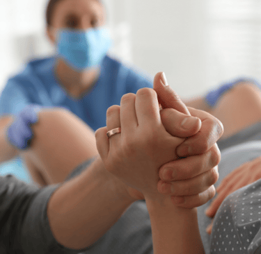 sage femme pendant l'accouchement
