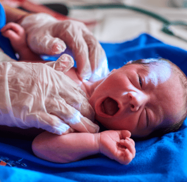 un bébé étant examiné par une sage-femme à l'hôpital
