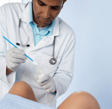 une sage femme faisant un frottis cervical