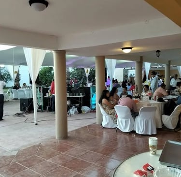 Invitados disfrutando servicio de carnitas para eventos en celebracion familiar en terraza